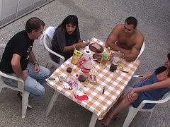 Mami vergnügt sich mit ihren Bekannten sehr sehr gut