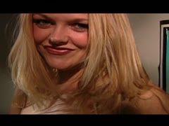 Sunrise Adams von ihrer Fitnesstrainerin geleckt