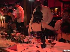 Im Swingerclub feiern die Paare einen Maskenball